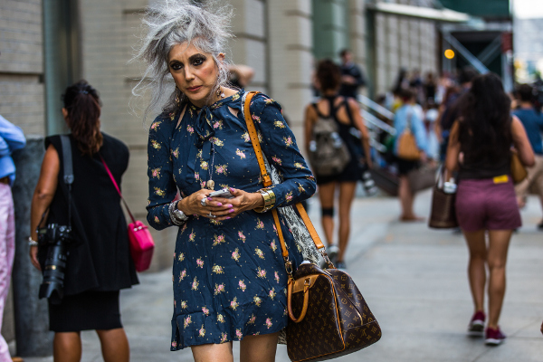 Femme mal habillée dans la rue