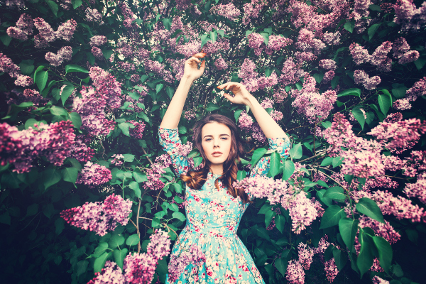 Femme dans un jardin de fleurs (Istock)