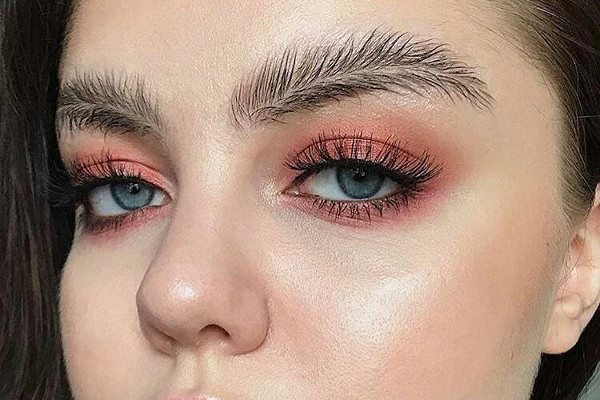 sourcil plume - IStock