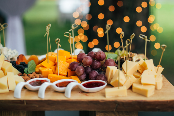 Apéro dinatoire avec de petits mets entreposés sur une table (Istock)