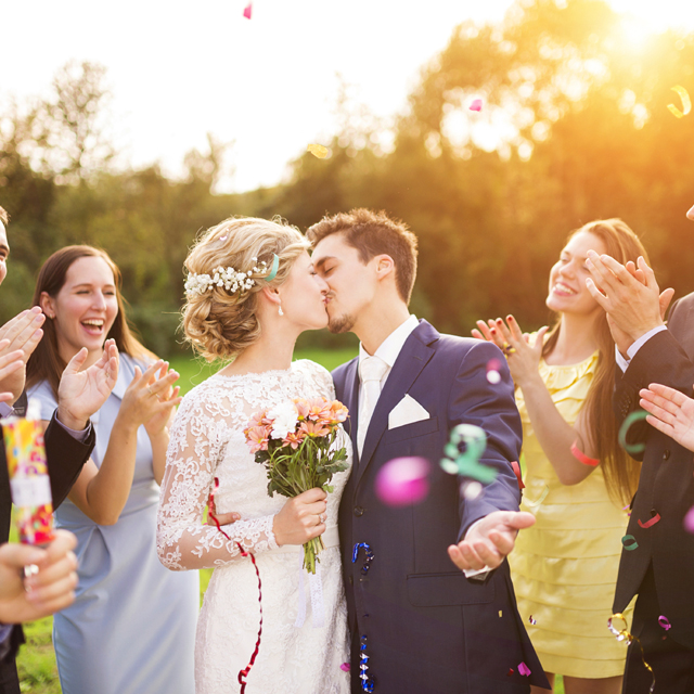 Jeune couple en train de se marier (Istock)