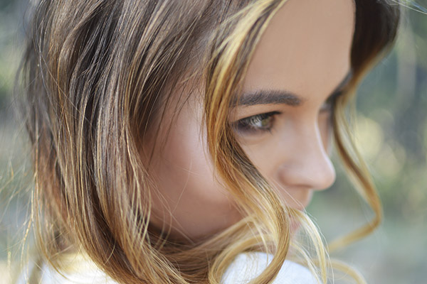 Jeune femme qui s'est affiné le nez (Unsplash)