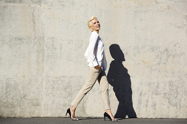 Femme en train de marcher dans la rue (iStock)
