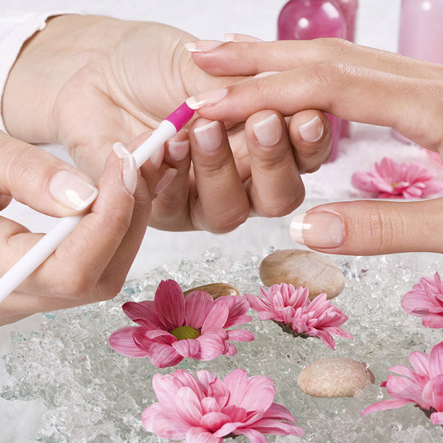 Jeune femme en train de recevoir une manucure (iStock)
