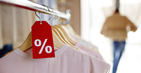 Vêtement suspendu avec une étiquette de réduction (Istock)