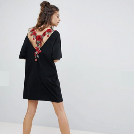 Robe noir dos nu avec détails roses rouges