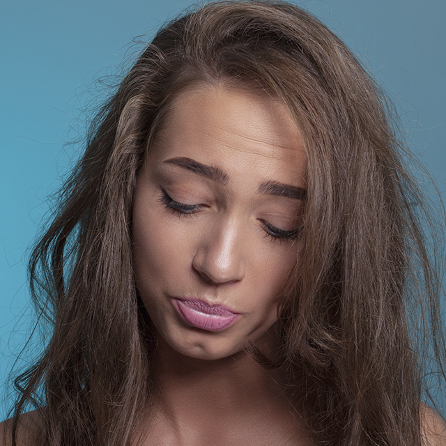 Jeune femme maquillée déçue (Istock)