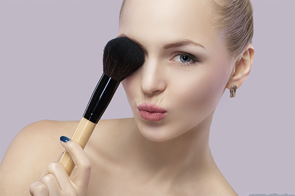 Femme appliquant fond de teint avec un pinceau (Istock)