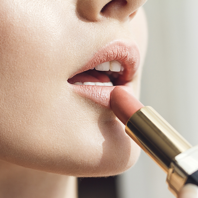 Femme en train de se poser du rouge à lèvres (Istock)