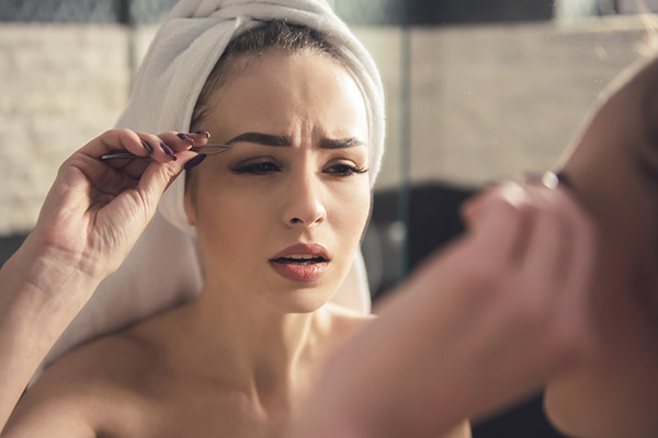 Épilation des sourcils (iStock)
