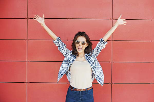 Femme seule heureuse (iStock)
