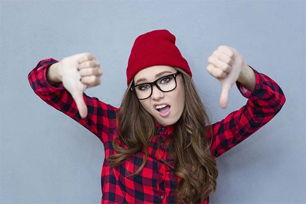 Fille qui pointe les pouces vers le bas (iStock)