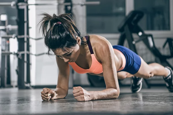Femme en train de faire une planche