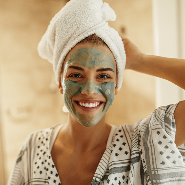 Femme dans une salle de bain avec un masque de soin (Istock)