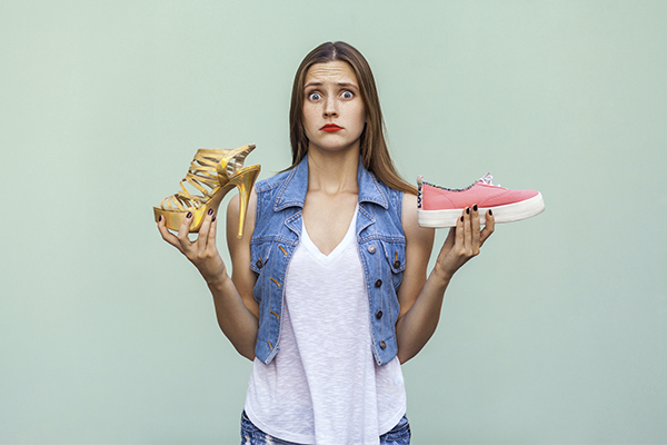 Femme avec des chaussures dans les mains (Istock)