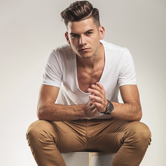 Homme assis et se frottant les mains (Istock)