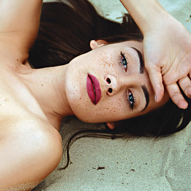 Jeune femme en train de bronzer (Istock)