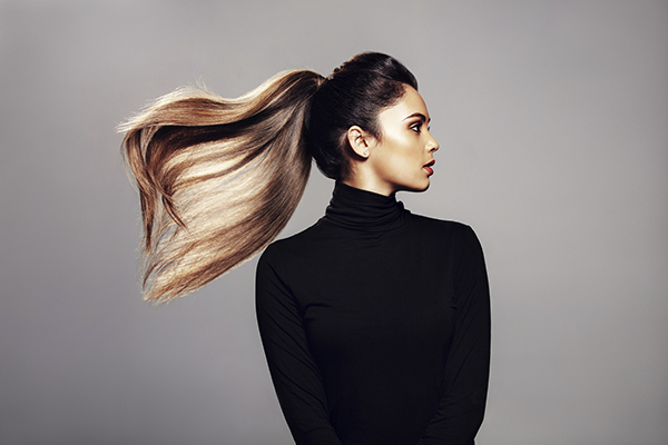 Jeune femme en train de montrer sa nouvelle coiffure (Istock)