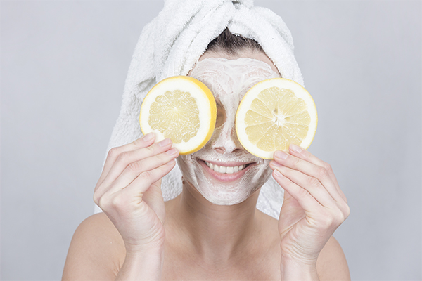 Jeune femme avec un soin du visage (Istock)