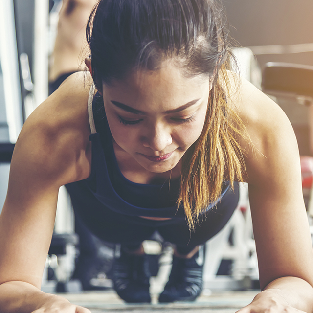 Jeune femme en train de faire des pompes (Istock)