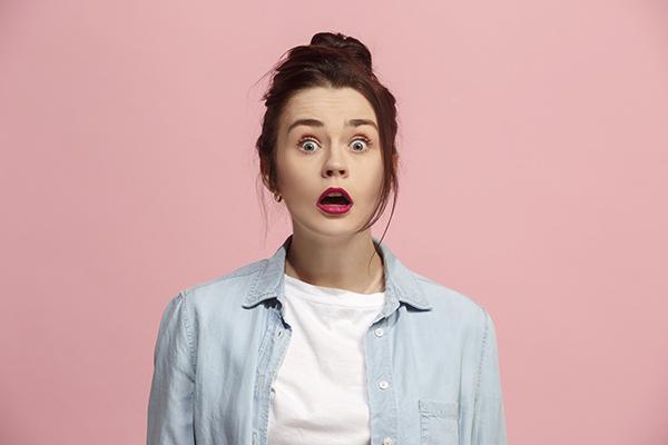 Femme surprise avec la bouche ouverte (Istock)