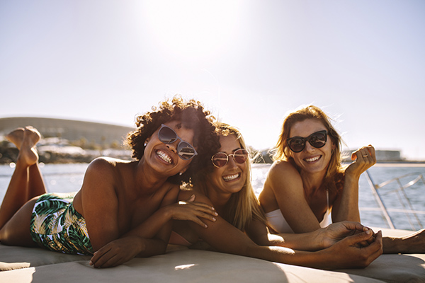 Jeunes femmes en train de bronzer (Istock)
