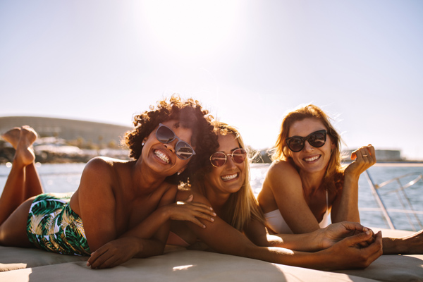 Copines en vacacnes (Istock)