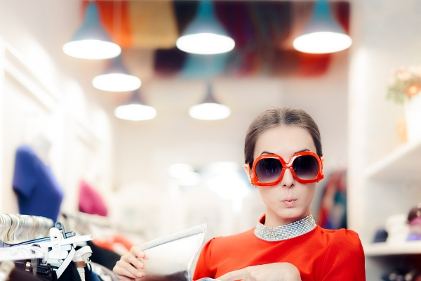 Femme en orange au look flashy (iStock)