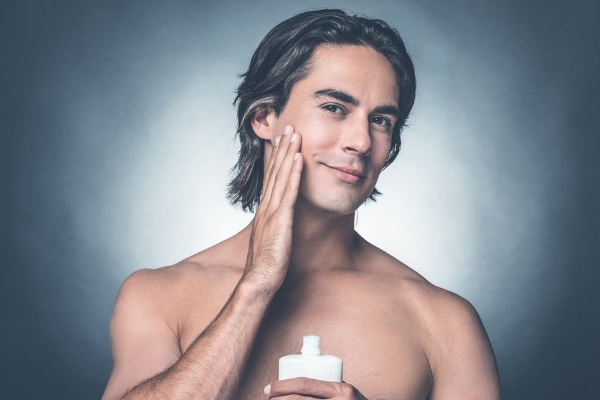 Homme prenant soin de lui (Istock)