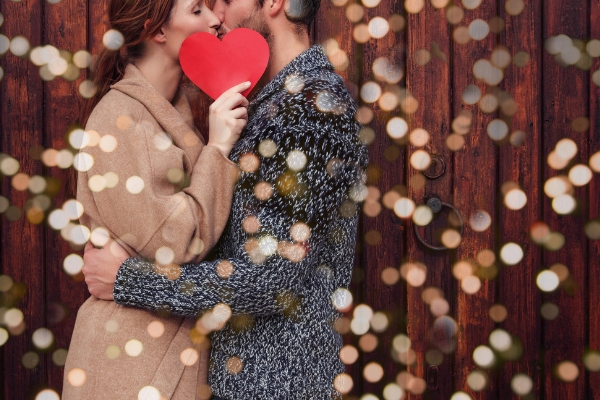 St Valentin et couple qui s'embrasse (Istock)