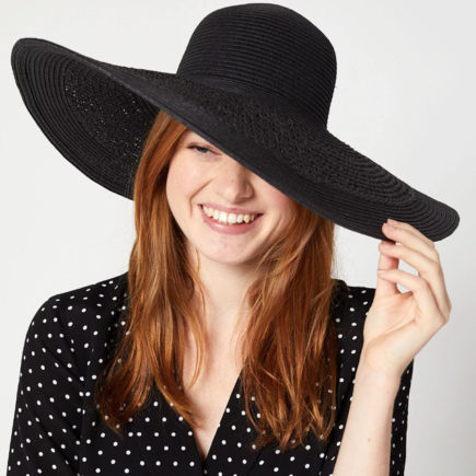 Femme avec une capeline noire